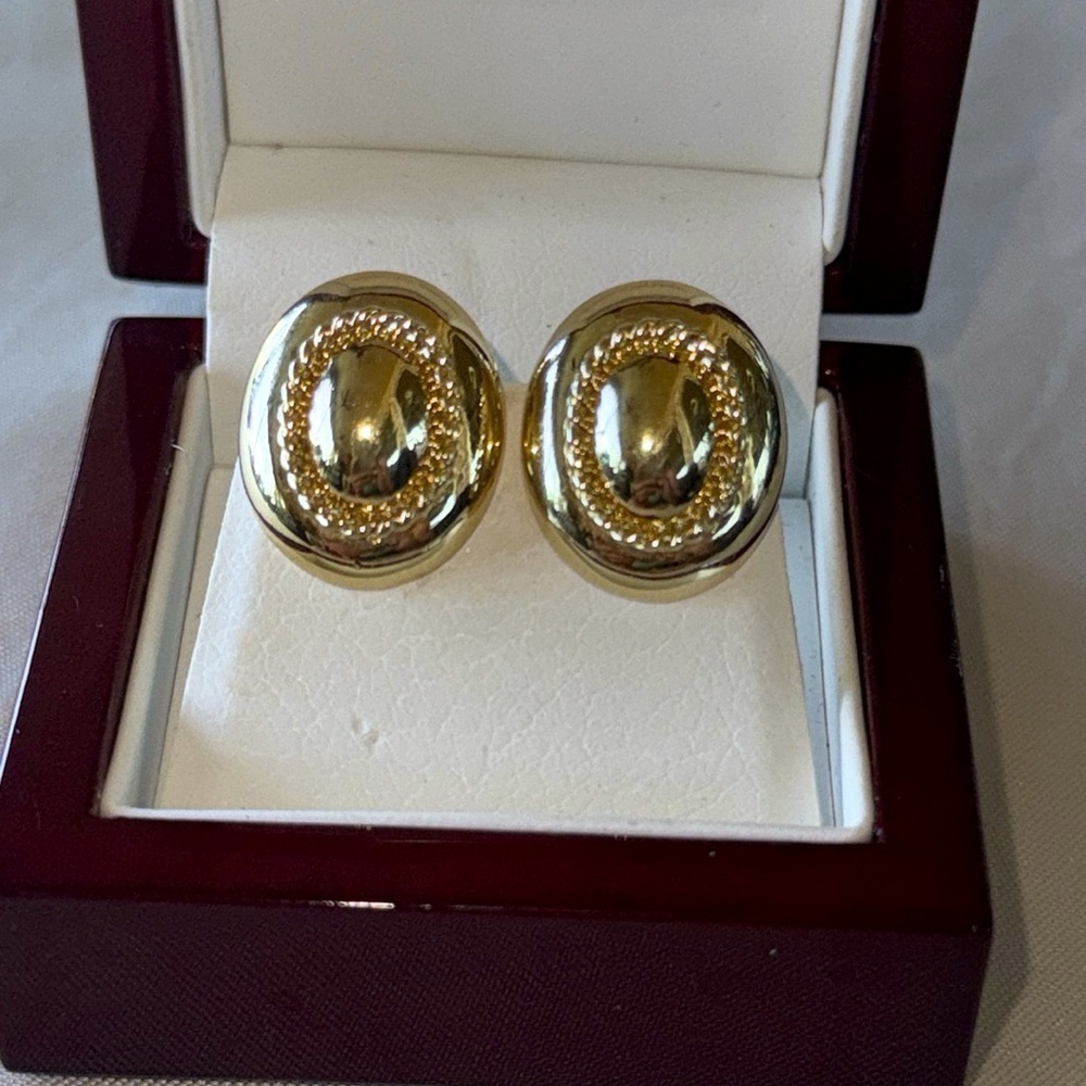 Vintage Gold Tone Rope Accent Textured Dome Screw Back Earrings Elegant